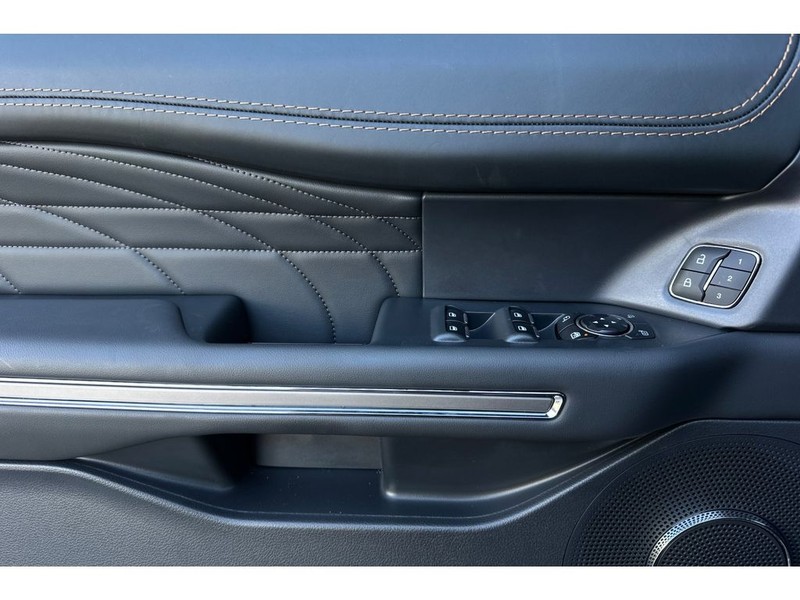 Ford Expedition Vehicle Full-screen Gallery Image 11