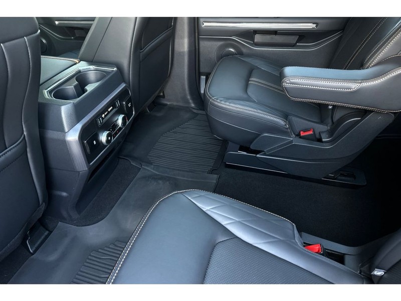 Ford Expedition Vehicle Full-screen Gallery Image 13
