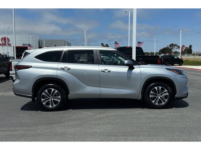 Toyota Highlander Vehicle Full-screen Gallery Image 03