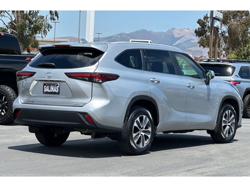 Toyota Highlander Vehicle Full-screen Gallery Image 04