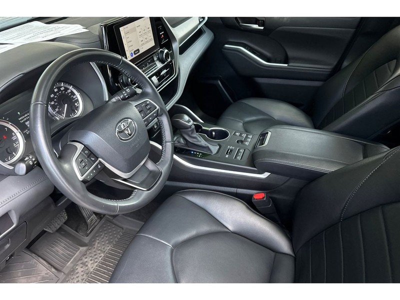 Toyota Highlander Vehicle Full-screen Gallery Image 10