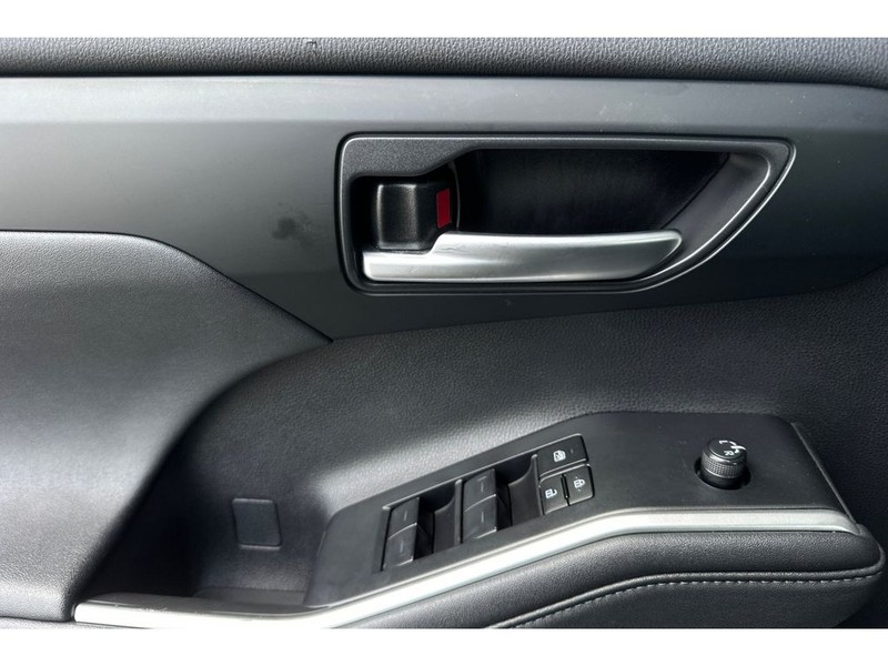 Toyota Highlander Vehicle Full-screen Gallery Image 11