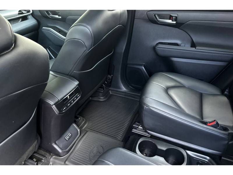 Toyota Highlander Vehicle Full-screen Gallery Image 13