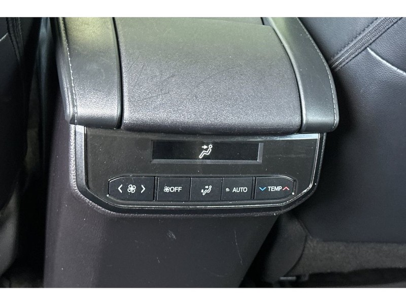 Toyota Highlander Vehicle Full-screen Gallery Image 14