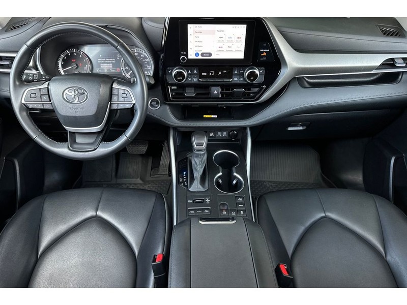 Toyota Highlander Vehicle Full-screen Gallery Image 15