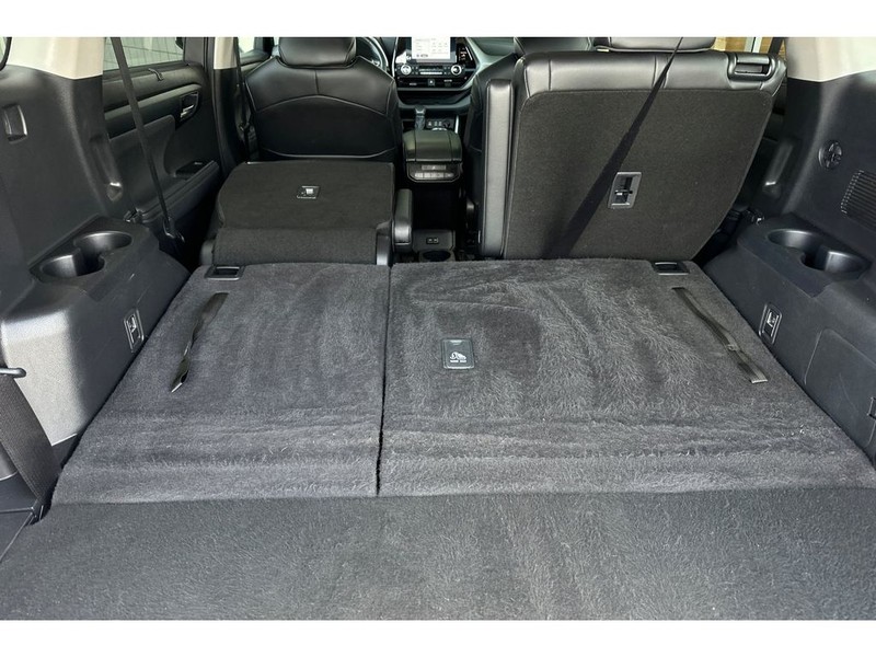 Toyota Highlander Vehicle Full-screen Gallery Image 18