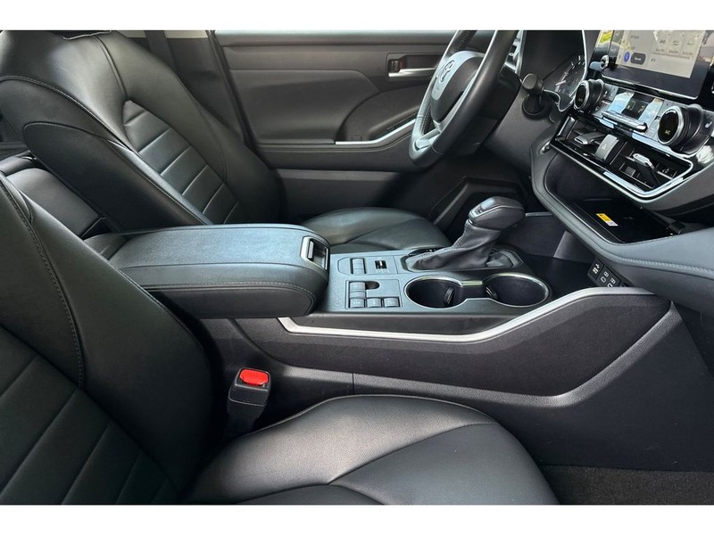 Toyota Highlander Vehicle Full-screen Gallery Image 19
