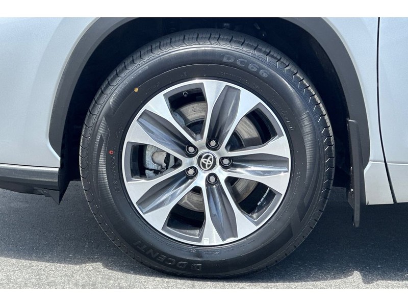 Toyota Highlander Vehicle Full-screen Gallery Image 33