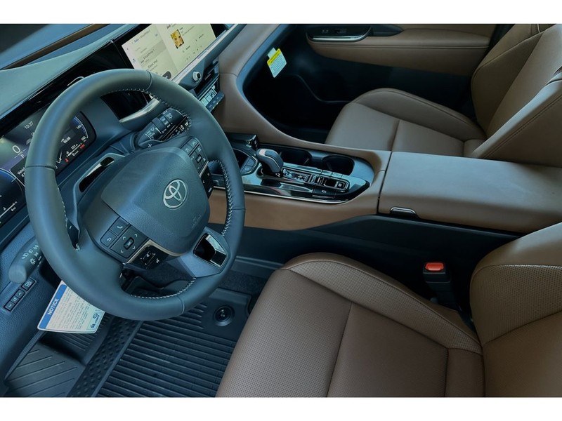 Toyota Crown Signia Vehicle Full-screen Gallery Image 10
