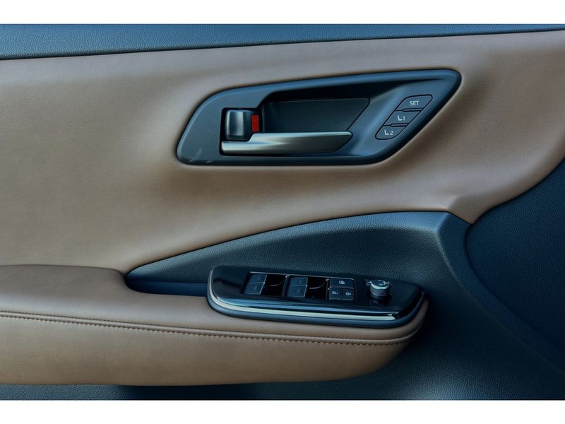 Toyota Crown Signia Vehicle Full-screen Gallery Image 11