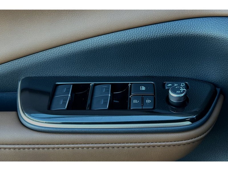 Toyota Crown Signia Vehicle Full-screen Gallery Image 12