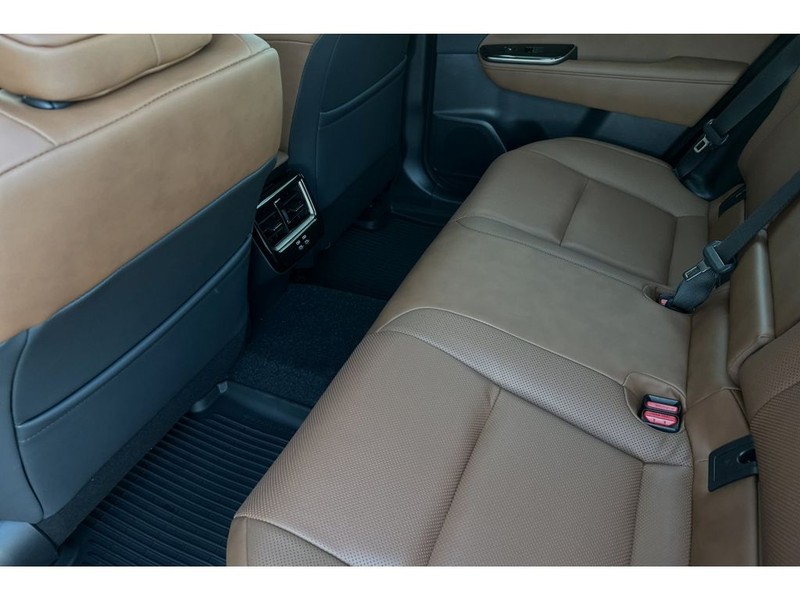 Toyota Crown Signia Vehicle Full-screen Gallery Image 13