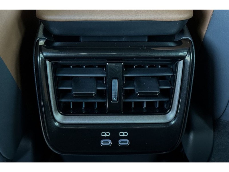 Toyota Crown Signia Vehicle Full-screen Gallery Image 14
