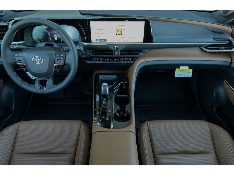 Toyota Crown Signia Vehicle Full-screen Gallery Image 15