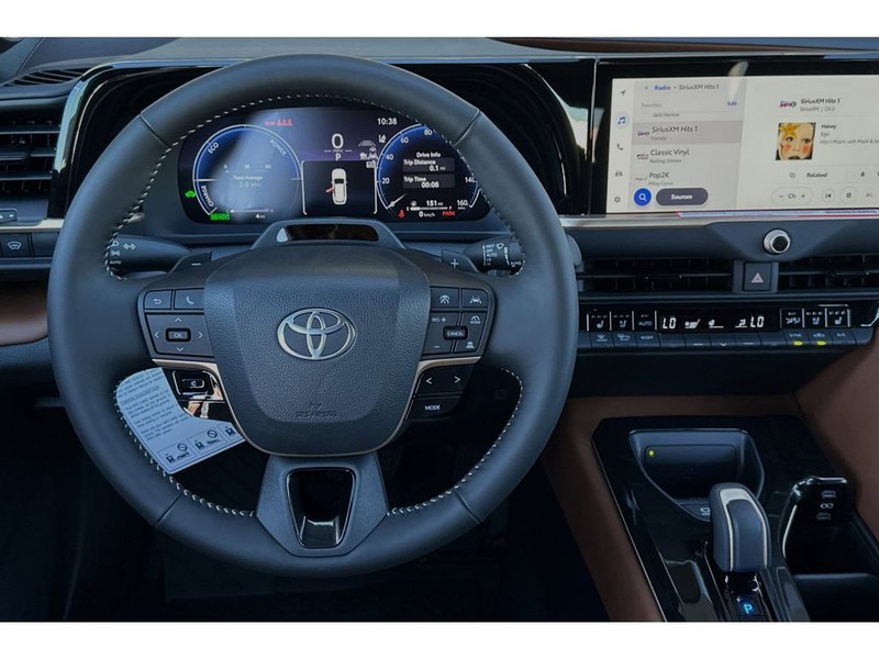 Toyota Crown Signia Vehicle Full-screen Gallery Image 16