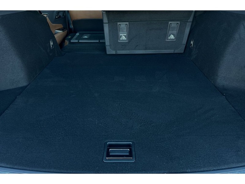 Toyota Crown Signia Vehicle Full-screen Gallery Image 17