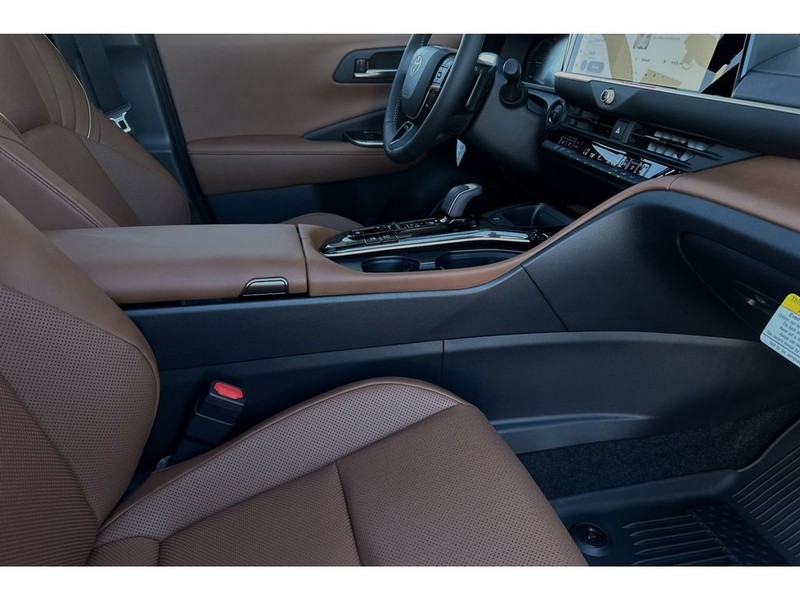 Toyota Crown Signia Vehicle Full-screen Gallery Image 18