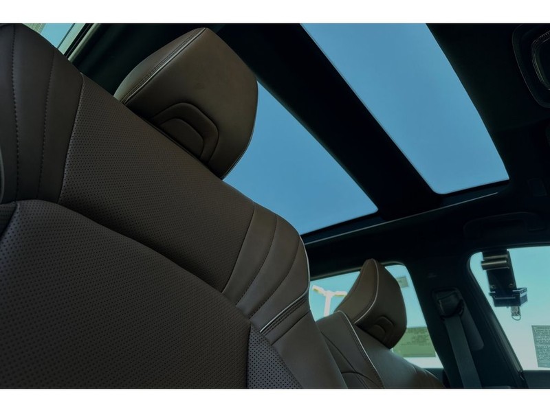 Toyota Crown Signia Vehicle Full-screen Gallery Image 19