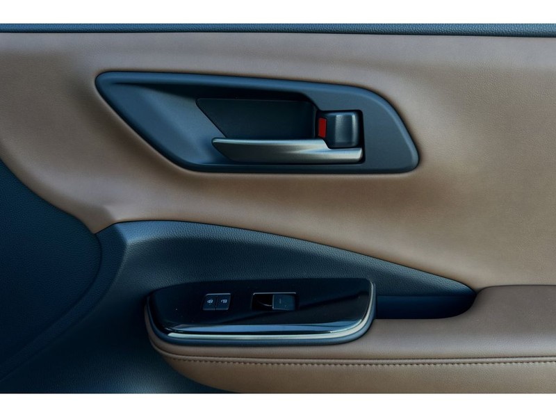 Toyota Crown Signia Vehicle Full-screen Gallery Image 20