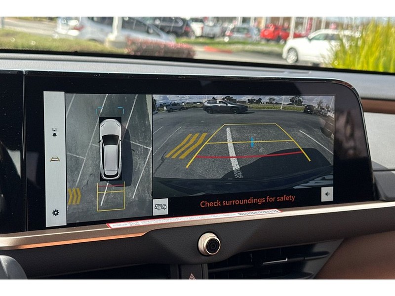 Toyota Crown Signia Vehicle Full-screen Gallery Image 21