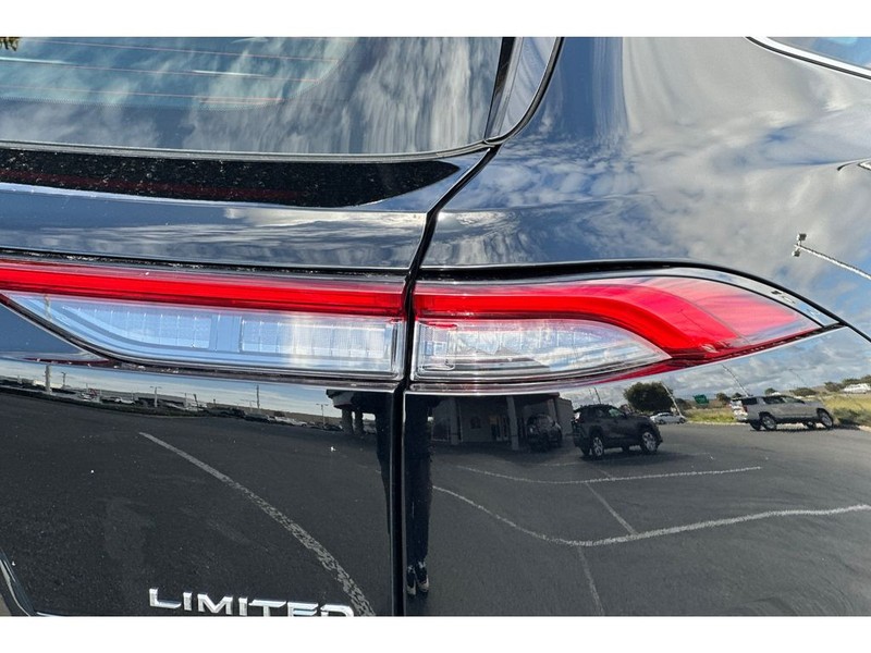 Toyota Crown Signia Vehicle Full-screen Gallery Image 23