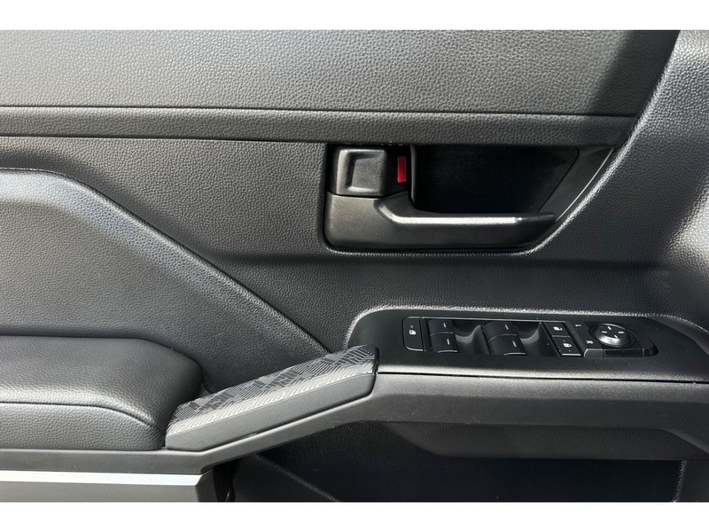 Toyota Tacoma Vehicle Full-screen Gallery Image 11