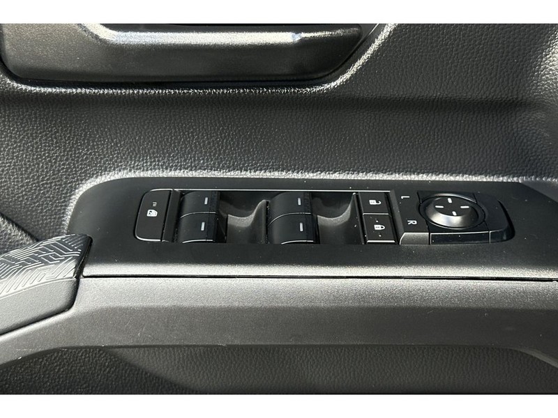 Toyota Tacoma Vehicle Full-screen Gallery Image 12
