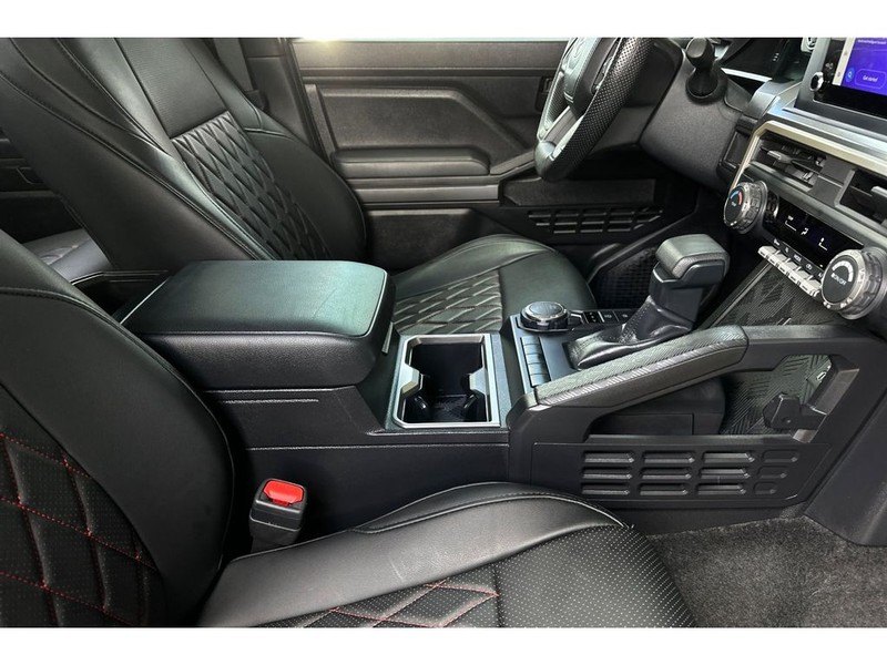 Toyota Tacoma Vehicle Full-screen Gallery Image 16