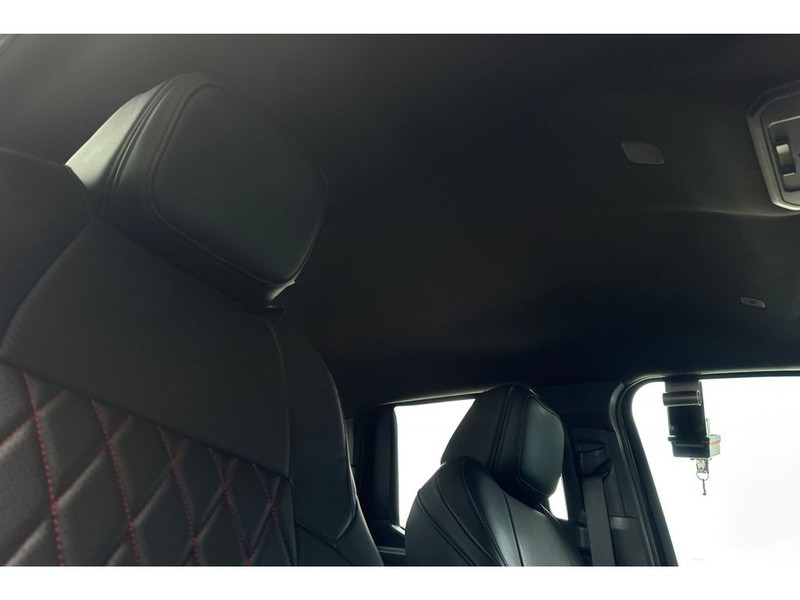 Toyota Tacoma Vehicle Full-screen Gallery Image 17