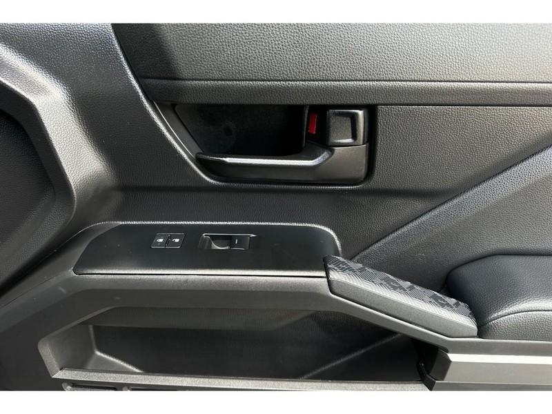 Toyota Tacoma Vehicle Full-screen Gallery Image 18
