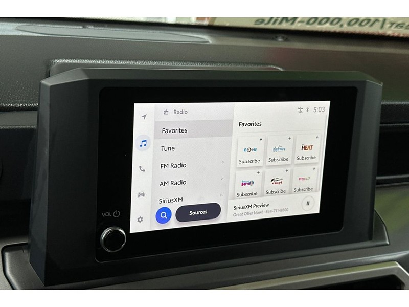 Toyota Tacoma Vehicle Full-screen Gallery Image 19