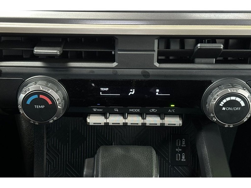 Toyota Tacoma Vehicle Full-screen Gallery Image 21