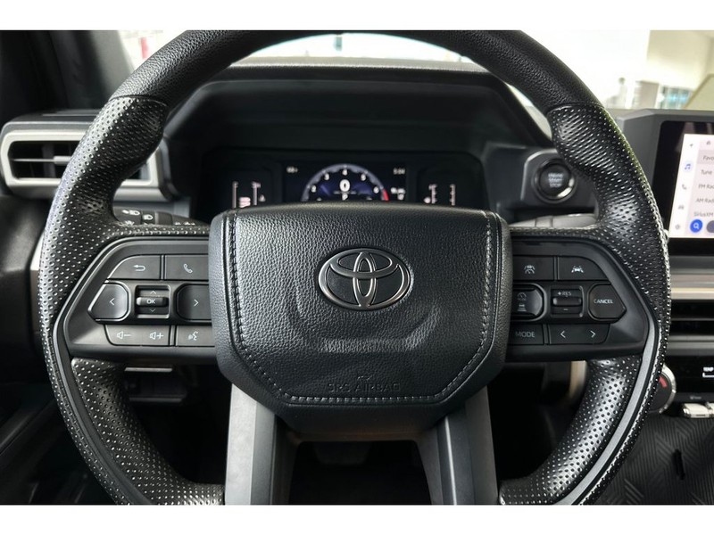 Toyota Tacoma Vehicle Full-screen Gallery Image 24