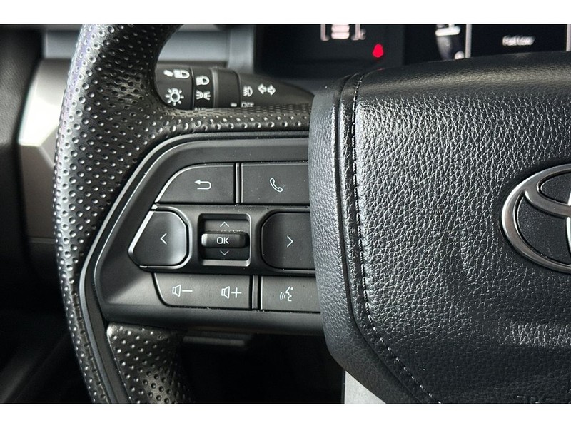 Toyota Tacoma Vehicle Full-screen Gallery Image 25