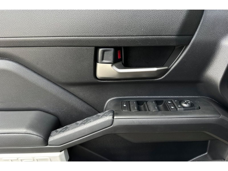 Toyota Tacoma Hybrid Vehicle Full-screen Gallery Image 11