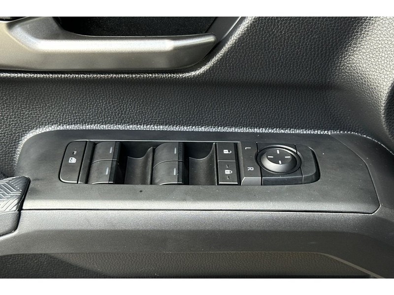 Toyota Tacoma Hybrid Vehicle Full-screen Gallery Image 12