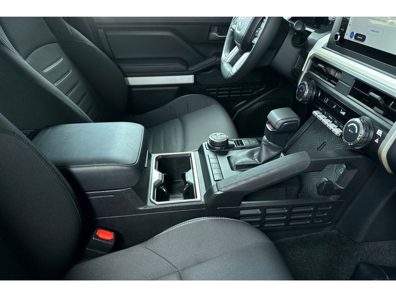 Toyota Tacoma Hybrid Vehicle Full-screen Gallery Image 16