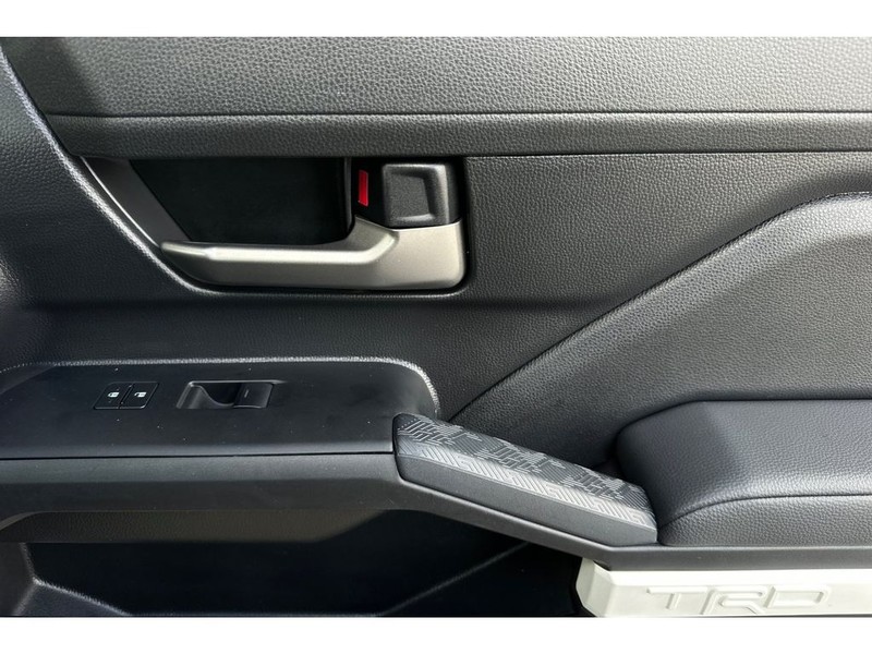 Toyota Tacoma Hybrid Vehicle Full-screen Gallery Image 18
