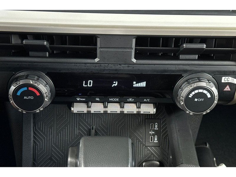 Toyota Tacoma Hybrid Vehicle Full-screen Gallery Image 21