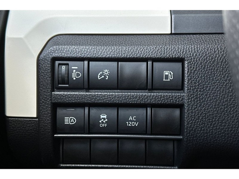 Toyota Tacoma Hybrid Vehicle Full-screen Gallery Image 29