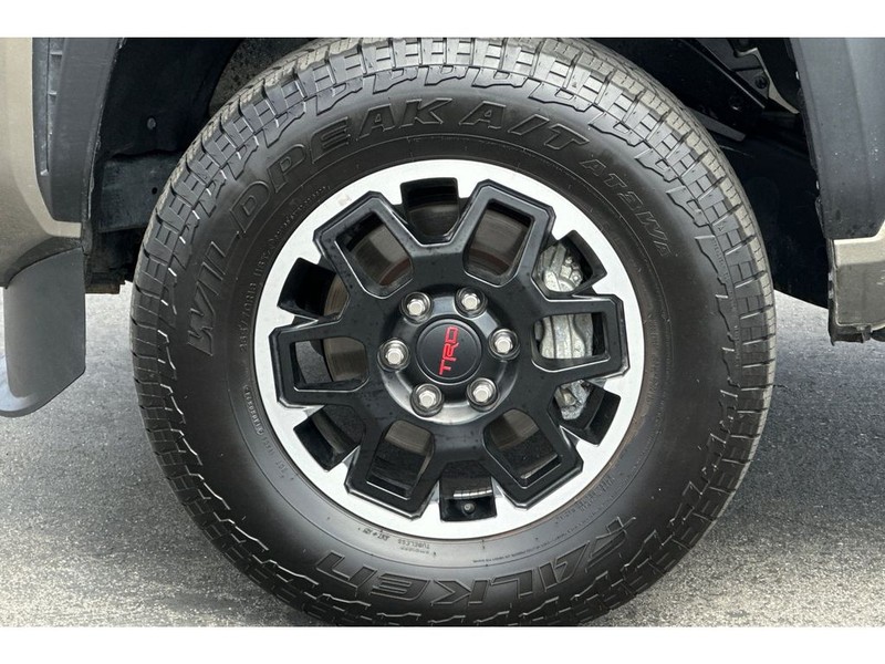 Toyota Tacoma Hybrid Vehicle Full-screen Gallery Image 30