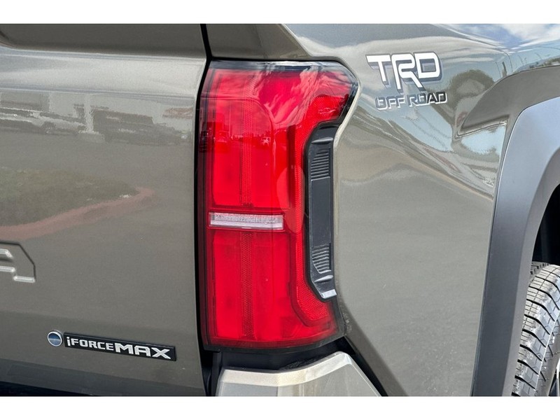 Toyota Tacoma Hybrid Vehicle Full-screen Gallery Image 31