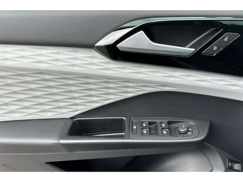 Volkswagen Taos Vehicle Full-screen Gallery Image 11