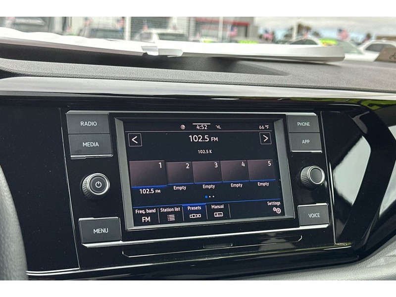 Volkswagen Taos Vehicle Full-screen Gallery Image 20