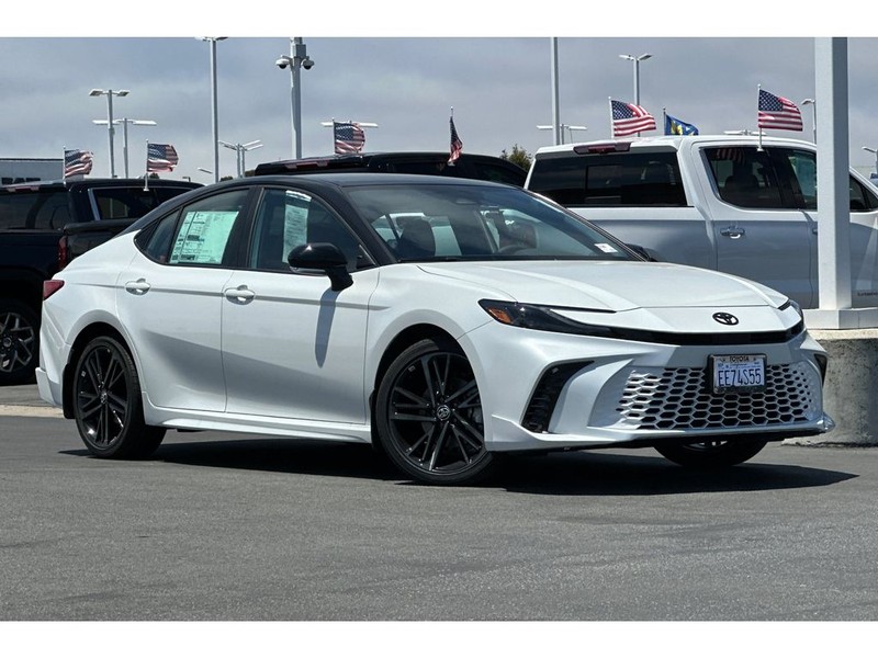 Toyota Camry Hybrid Vehicle Full-screen Gallery Image 02