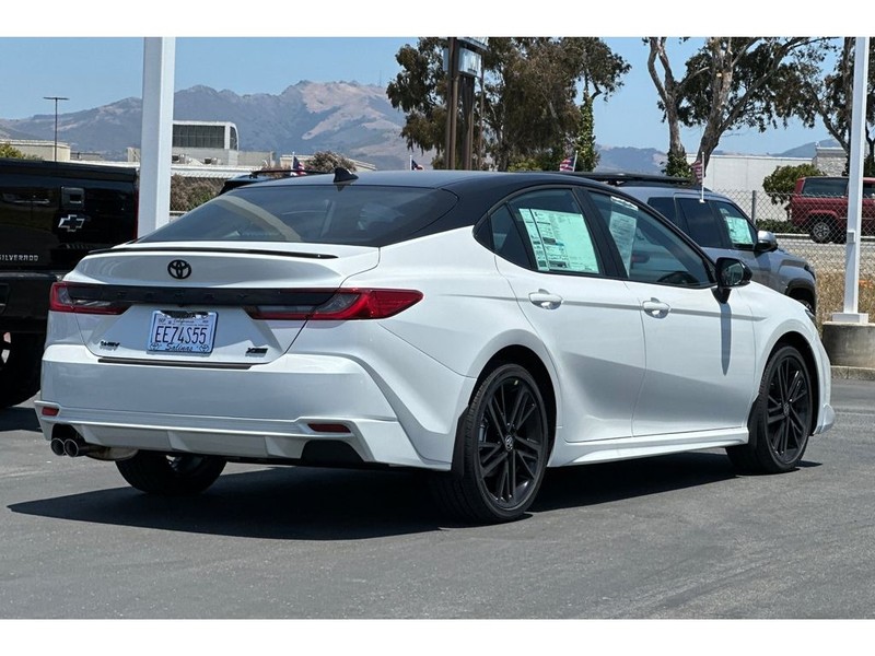 Toyota Camry Hybrid Vehicle Full-screen Gallery Image 04