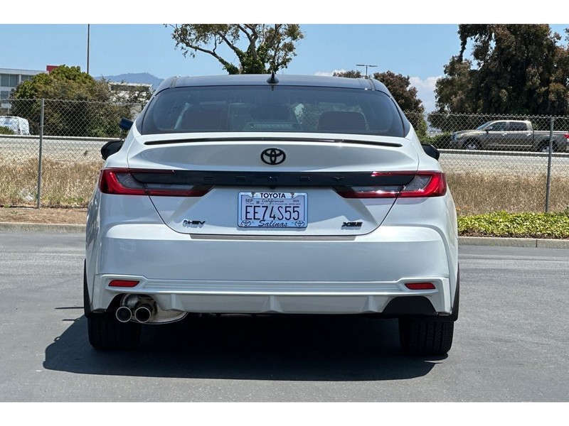 Toyota Camry Hybrid Vehicle Full-screen Gallery Image 05