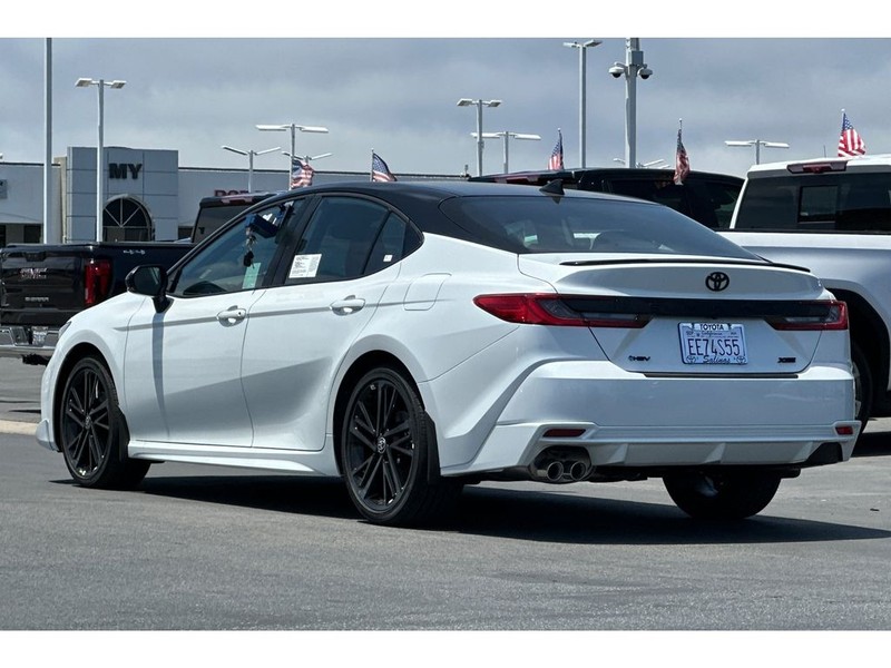 Toyota Camry Hybrid Vehicle Full-screen Gallery Image 06