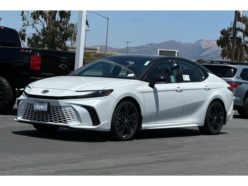 Toyota Camry Hybrid Vehicle Full-screen Gallery Image 08