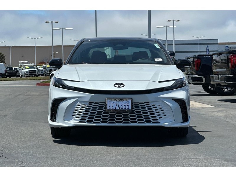 Toyota Camry Hybrid Vehicle Full-screen Gallery Image 09
